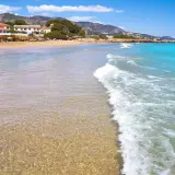 Aguas cristalinas y arena dorada en la playa Romana de Alcossebre. ¡Un paraíso para relajarse!