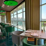 Mesas elegantemente puestas en un restaurante moderno con vistas panorámicas. Un lugar ideal para disfrutar de los mejores restaurantes Badajoz.