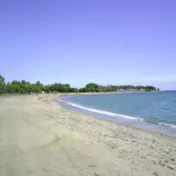 Playa Quitapellejos: arena clara, mar azul y pinos. Un lugar tranquilo para relajarse, según las opiniones.