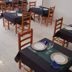 Mesas puestas en el bar restaurante Casa Goyo. Platos, copas y servilletas listas para recibir a los comensales.