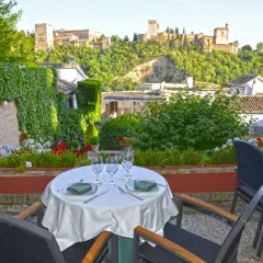 Mesa puesta en el restaurante Carmen el Agua, con vistas a la Alhambra.