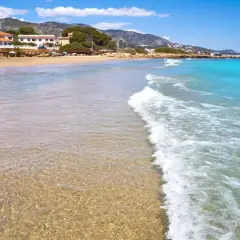 Aguas cristalinas y arena dorada en la playa Romana de Alcossebre. ¡Un paraíso para relajarse!