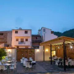 Terraza de restaurante en Montanejos, ideal para saber donde comer. Mesas y sillas dispuestas para disfrutar de la noche.