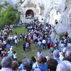 Multitud reunida en la ermita de la cueva para las fiestas El Escorial.