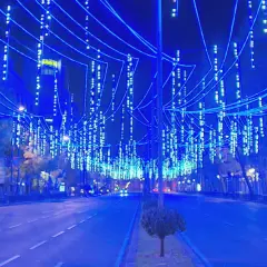 Calle de Madrid iluminada con miles de luces azules navideñas. ¿Hasta cuándo están las luces de navidad en Madrid?