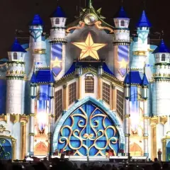 Castillo iluminado con estrellas doradas y detalles azules, evocando la magia de la ciudad de la Navidad Madrid.
