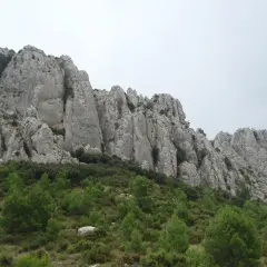 Impresionantes formaciones rocosas en la provincia mas montañosa de España, con vegetación verde en la ladera.