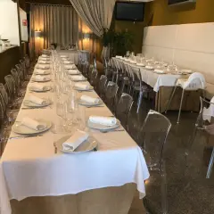 Mesas elegantemente puestas en un salón, ideal para descubrir restaurantes con encanto en Vigo y alrededores.