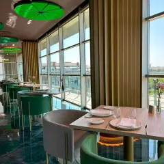 Mesas elegantemente puestas en un restaurante moderno con vistas panorámicas. Un lugar ideal para disfrutar de los mejores restaurantes Badajoz.