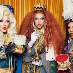 Reinas del bingo de señoras Madrid, con pelucas extravagantes y joyas deslumbrantes, comparten dulces y tesoros.