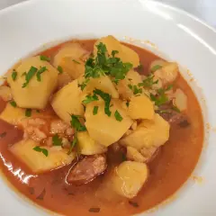 Guiso casero de patatas y carne, perfecto para saber donde comer en Laguardia barato y sabroso.