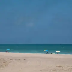Playa Almarda, un remanso de paz. Las opiniones coinciden: arena dorada, mar turquesa y sol. Un día perfecto.