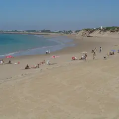 Gente disfruta del sol en la playa de Punta Candor, Rota. ¡Un lugar ideal para relajarse y leer opiniones positivas!
