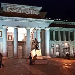 La noche de los museos ilumina el Prado con su majestuosa fachada y la estatua de Velázquez.