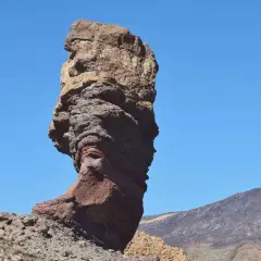 Roque Cinchado, un monolito imponente en un paisaje volcánico. Descubre cómo llegar a esta maravilla natural.