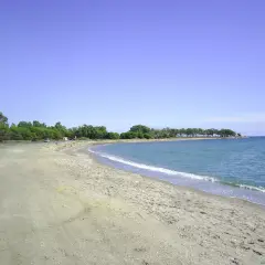 Playa Quitapellejos: arena clara, mar azul y pinos. Un lugar tranquilo para relajarse, según las opiniones.