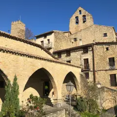 Pueblo medieval con arcos de piedra y torre de campanas. Si buscas qué ver en Sos del Rey Católico, este es un lugar histórico.