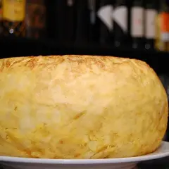 Tortilla de patatas casera, ¡un clásico que siempre triunfa! Las opiniones de taberna bar Santos la recomiendan.