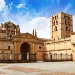 Impresionante Catedral de Zamora, un lugar imprescindible que ver. Su torre románica y cúpulas bizantinas bajo un cielo azul.
