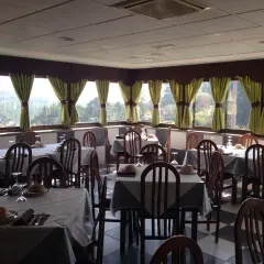 Mesas puestas en uno de los restaurantes en Cangas de Morrazo, con vistas al exterior.
