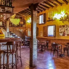 Ambiente acogedor en uno de los restaurantes en la huerta de Murcia. Barra de madera, taburetes altos y mesas rústicas invitan a disfrutar.