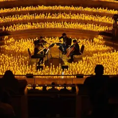 Un concierto de música clásica bajo la luz de miles de velas, evocando la magia de "El Señor de los Anillos".