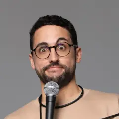 Un cómico con gafas y micrófono, listo para hacer reír en Madrid. Galder Varas, ¡a escena!
