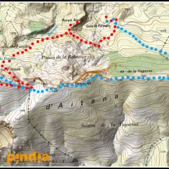 Mapa topográfico de la **sierra de Aitana** con rutas marcadas en rojo y azul. Se aprecian puntos de interés como Coves de Forata y Alt d'Aitana.