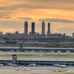 El mirador de Paracuellos ofrece una vista panorámica del aeropuerto de Madrid-Barajas y el skyline de la ciudad al atardecer.