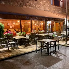 Restaurante "Horno de Lena" en Broto, con mesas al exterior y gente cenando. Ideal para saber donde comer en Broto.