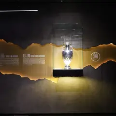 Trofeo de la Eurocopa en exhibición, un símbolo de las leyendas del fútbol.