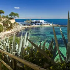 Un paseo por la costa de Benissa, con sus aguas cristalinas y vegetación exuberante. ¡Descubre qué ver en Benissa!