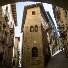 Calle empedrada entre edificios de piedra, un ejemplo de los pueblos bonitos cerca de Sos del Rey Católico.