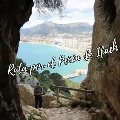 Un excursionista en una ruta por el Peñón de Ifach, con vistas al mar Mediterráneo y a la ciudad.