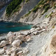 La cala del penyal, con sus aguas turquesas y rocas blancas, invita a la exploración.