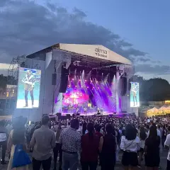 Multitud disfrutando del alma festival madrid. El escenario principal iluminado con luces púrpuras, pantallas gigantes y una banda tocando.