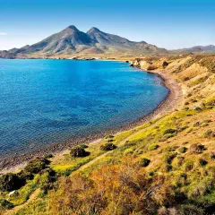 Costa de Nijar, un paraíso con aguas turquesas y montañas imponentes. ¡Nada que ver con la rutina!