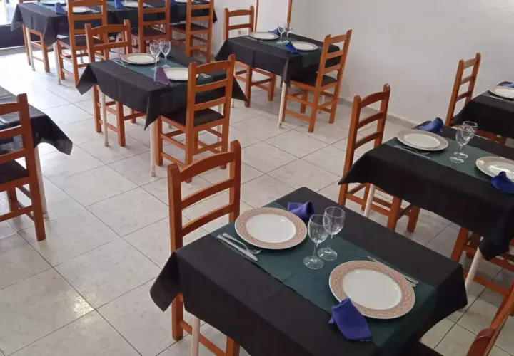 Mesas puestas en el bar restaurante Casa Goyo. Platos, copas y servilletas listas para recibir a los comensales.