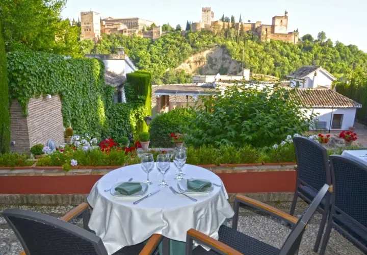 Mesa puesta en el restaurante Carmen el Agua, con vistas a la Alhambra.