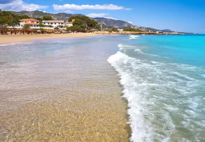 Aguas cristalinas y arena dorada en la playa Romana de Alcossebre. ¡Un paraíso para relajarse!