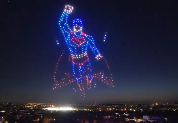 Espectáculo de drones en Madrid: un superhéroe ilumina el cielo nocturno sobre la ciudad.