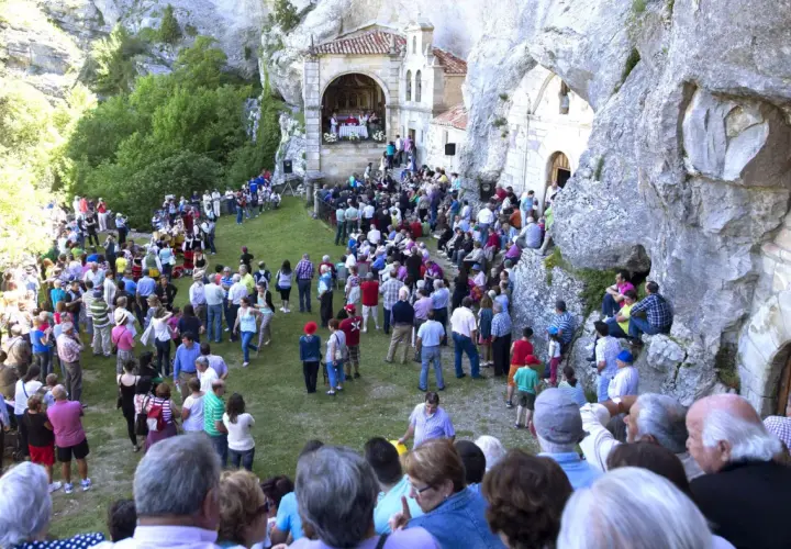 Multitud reunida en la ermita de la cueva para las fiestas El Escorial.