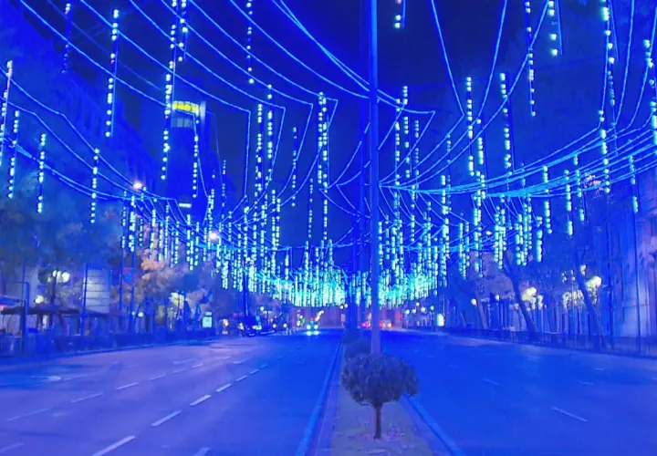 Calle de Madrid iluminada con miles de luces azules navideñas. ¿Hasta cuándo están las luces de navidad en Madrid?