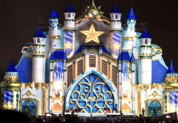 Castillo iluminado con estrellas doradas y detalles azules, evocando la magia de la ciudad de la Navidad Madrid.