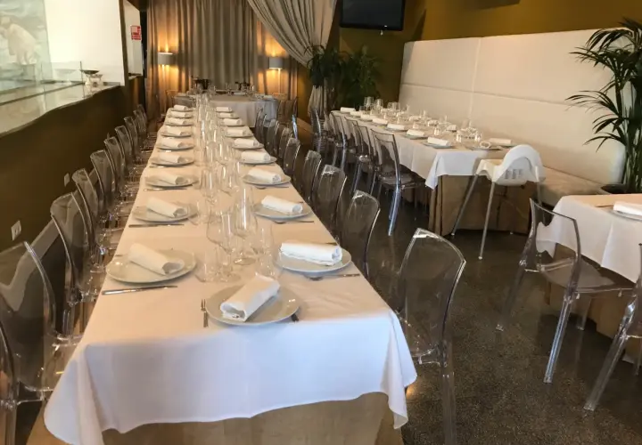 Mesas elegantemente puestas en un salón, ideal para descubrir restaurantes con encanto en Vigo y alrededores.