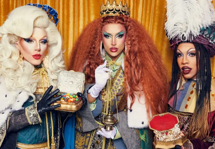 Reinas del bingo de señoras Madrid, con pelucas extravagantes y joyas deslumbrantes, comparten dulces y tesoros.