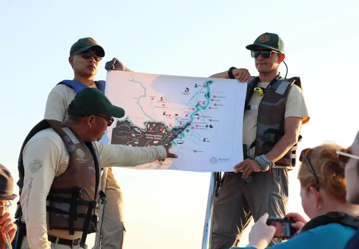 Guías explican un mapa de la Amazonía, compartiendo valiosas opiniones de restaurante amazónico para una aventura inolvidable.