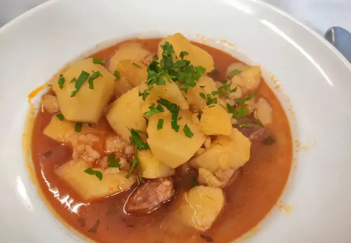 Guiso casero de patatas y carne, perfecto para saber donde comer en Laguardia barato y sabroso.