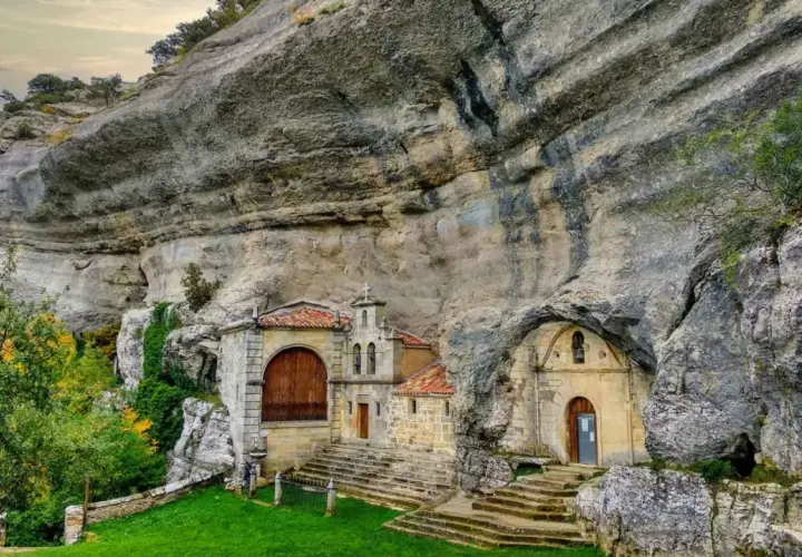 Ermita rupestre, un tesoro escondido entre los pueblos cerca de Ojo Guareña.