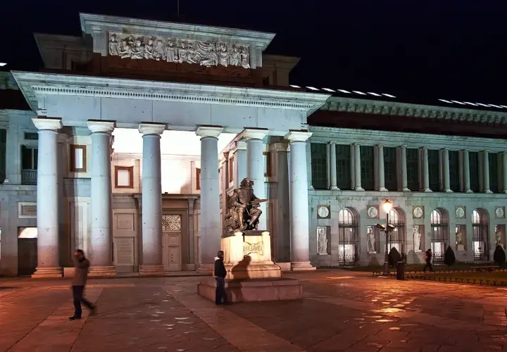 La noche de los museos ilumina el Prado con su majestuosa fachada y la estatua de Velázquez.
